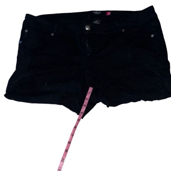 Torrid Women’s Plus Black Denim Cut-Off Distressed Jean Shorts size 16 - Picture 5 of 7